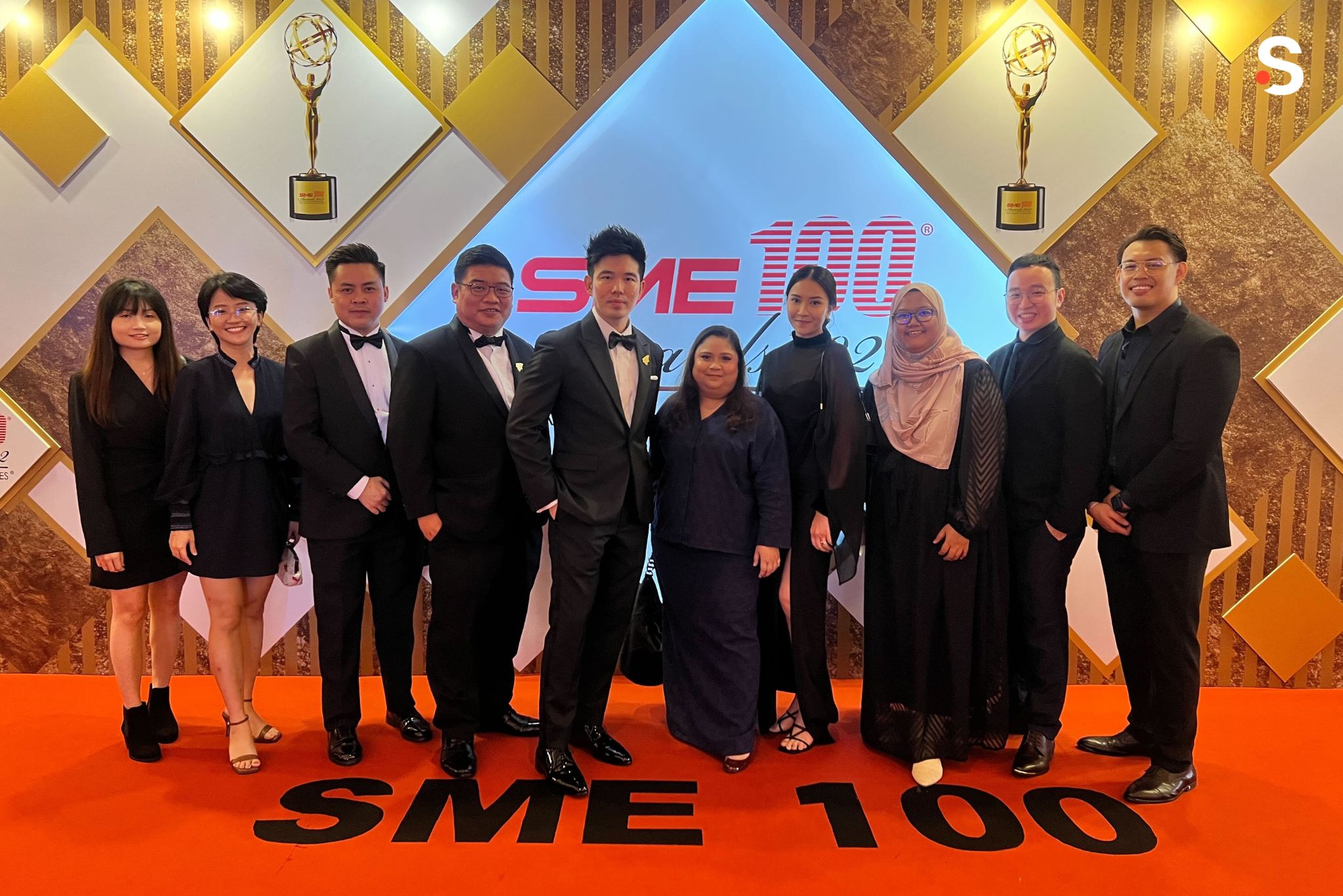 Snappymob celebrates its win in the SME100 Awards 2022